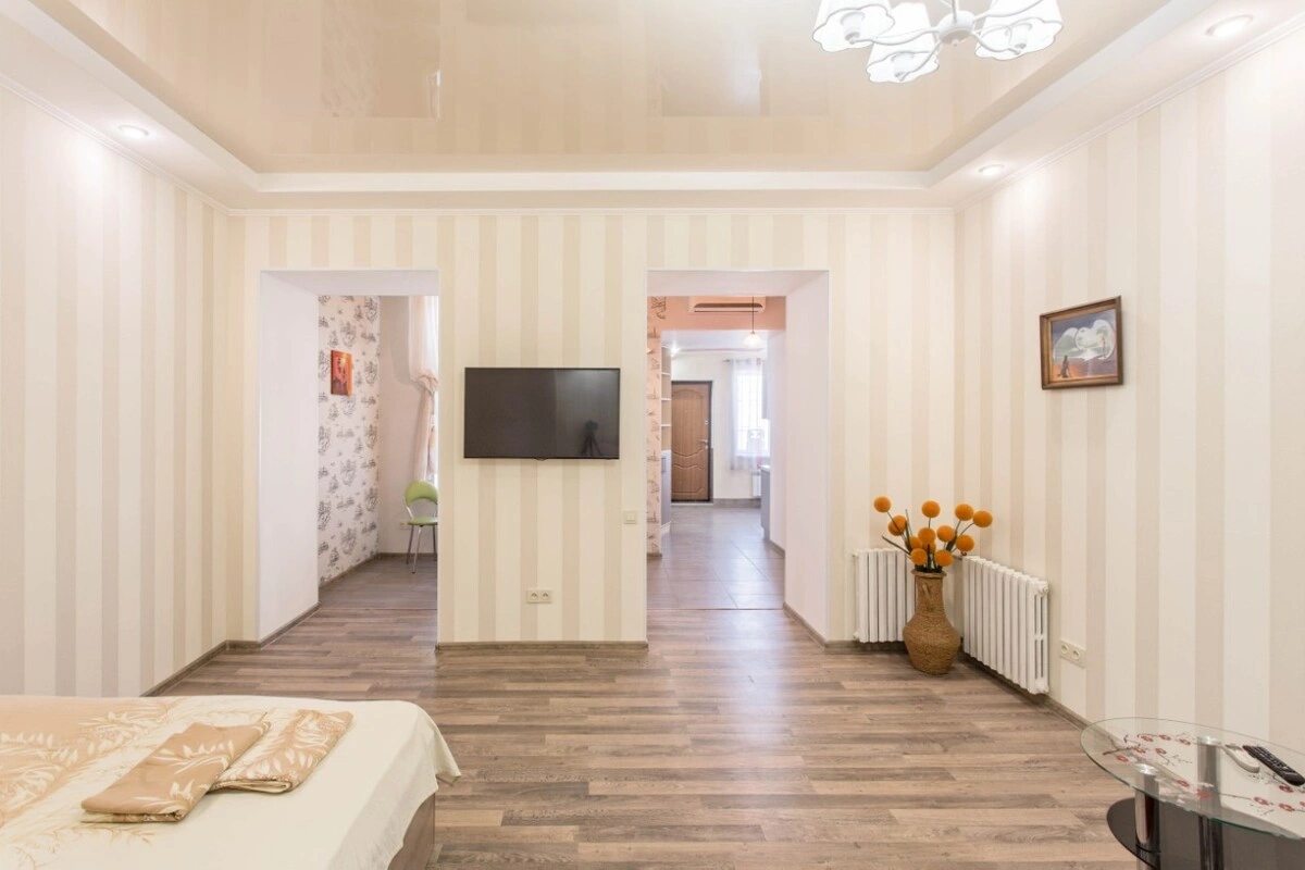 Apartment for rent. 1 room, 45 m², 1st floor/3 floors. 40, Bunyna ul., Odesa. 