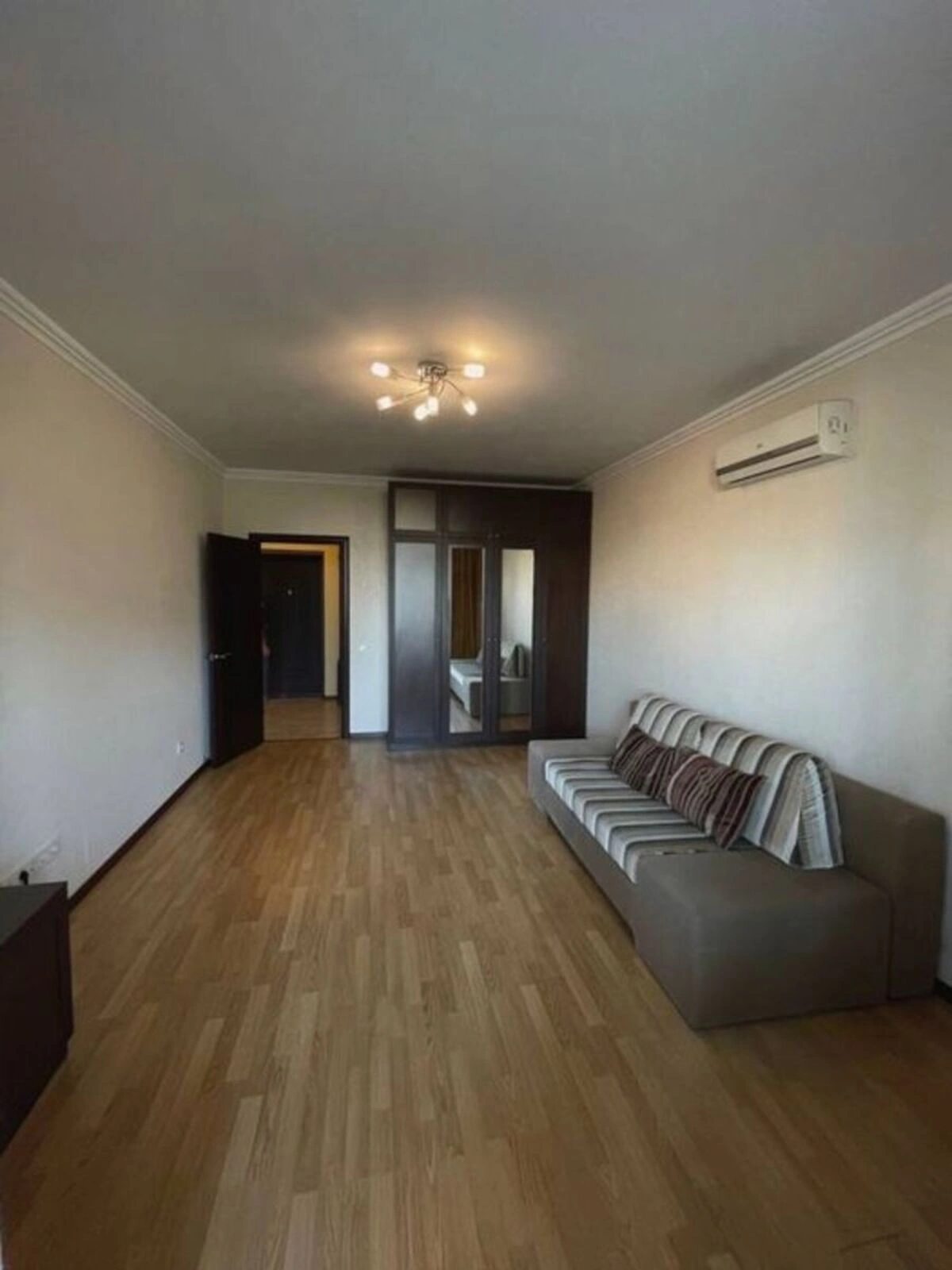 Apartments for sale. 1 room, 54 m², 6th floor/22 floors. 1, Aviakonstruktora Ihorya Sikorskoho vul., Kyiv. 