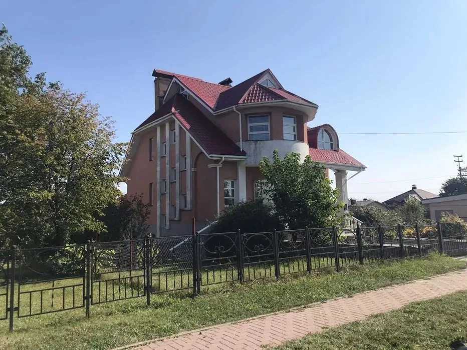 Продажа дома. 4 rooms, 275 m², 3 floors. 2, Шевченка, Острог. 
