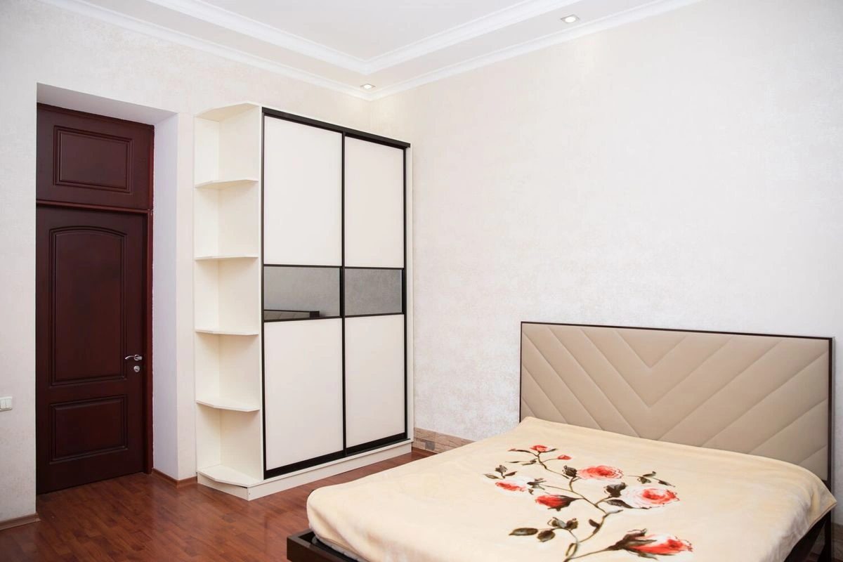 Apartments for sale. 4 rooms, 133 m², 2nd floor/3 floors. 53, Malaya Arnautskaya ul., Odesa. 