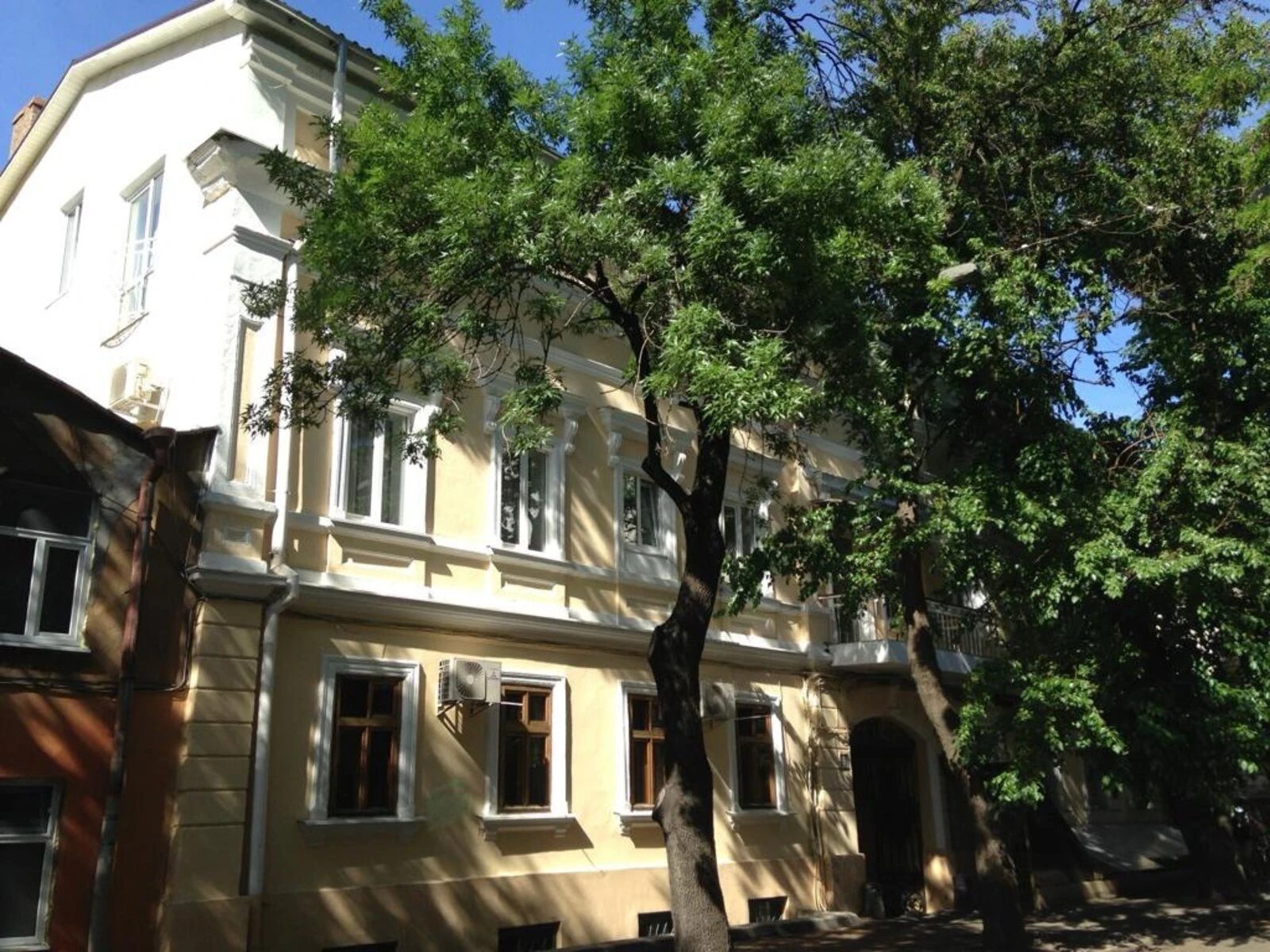 Apartments for sale. 4 rooms, 216 m², 2nd floor/2 floors. Nakhymova per., Odesa. 