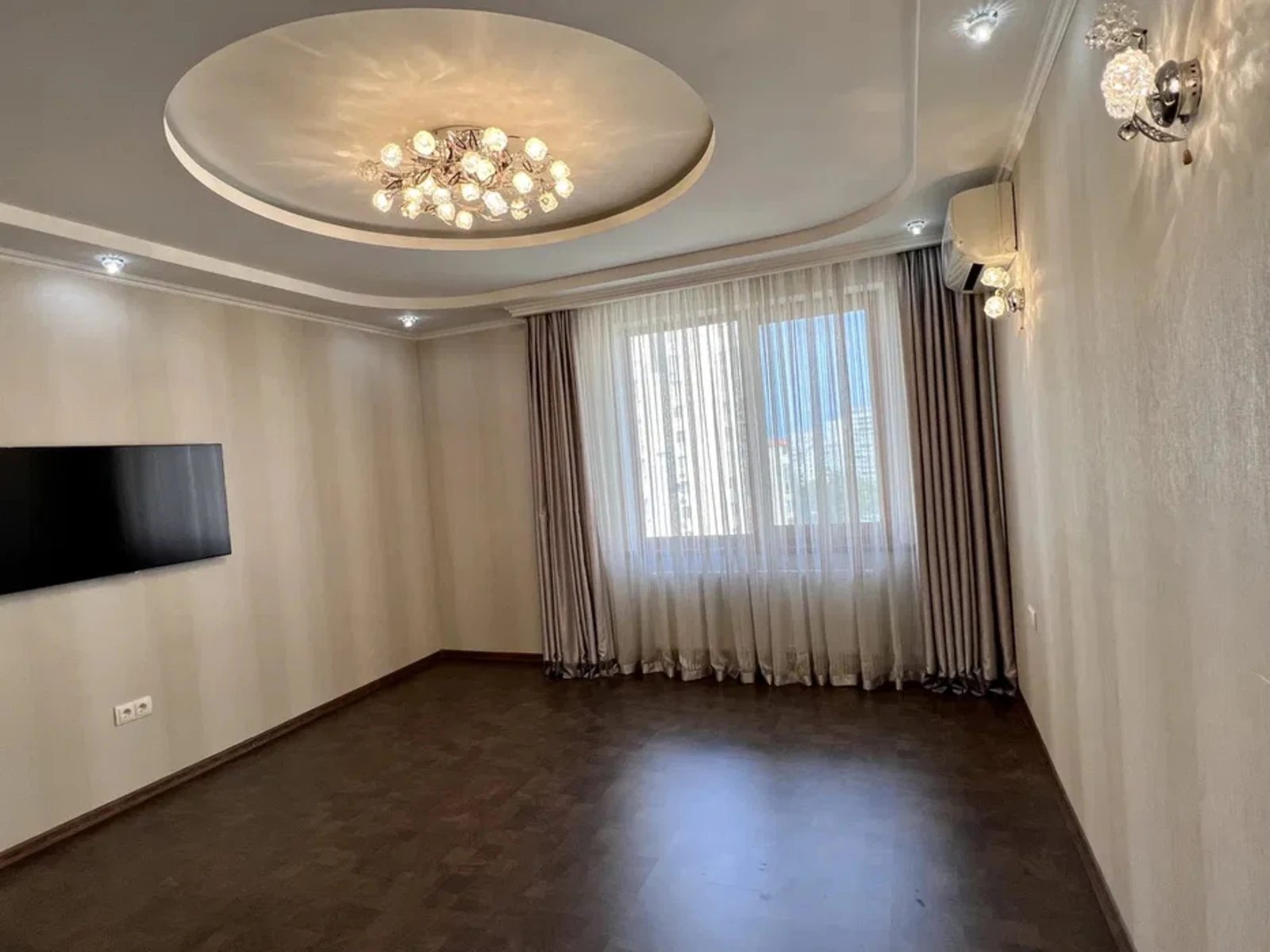 Продаж квартири. 1 room, 50 m², 10th floor/16 floors. 9, Массив Радужный 1 , Одеса. 