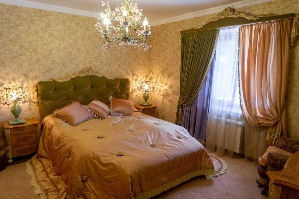 House for sale. 7 rooms, 1100 m², 1 floor. Kirovske. 