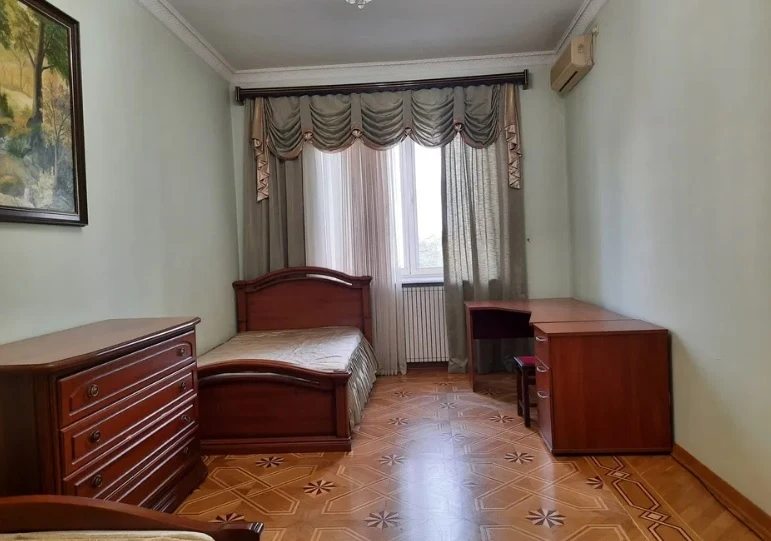 Apartment for rent. 3 rooms, 150 m², 5th floor/8 floors. Dovzhenko ul., Odesa. 