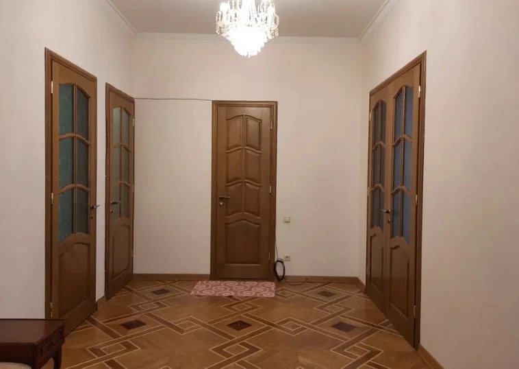 Apartment for rent. 3 rooms, 150 m², 5th floor/8 floors. Dovzhenko ul., Odesa. 