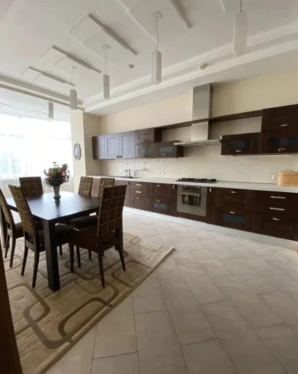 Apartment for rent. 4 rooms, 155 m², 5th floor/8 floors. 3, Karkashadze per., Odesa. 