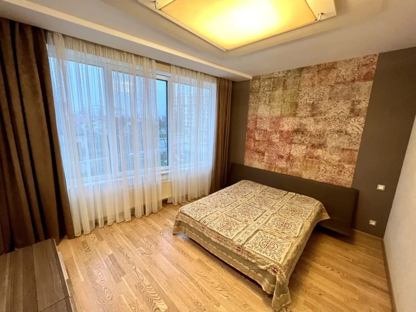 Здам квартиру. 3 rooms, 120 m², 3rd floor/12 floors. 1, Літературна вул., Одеса. 