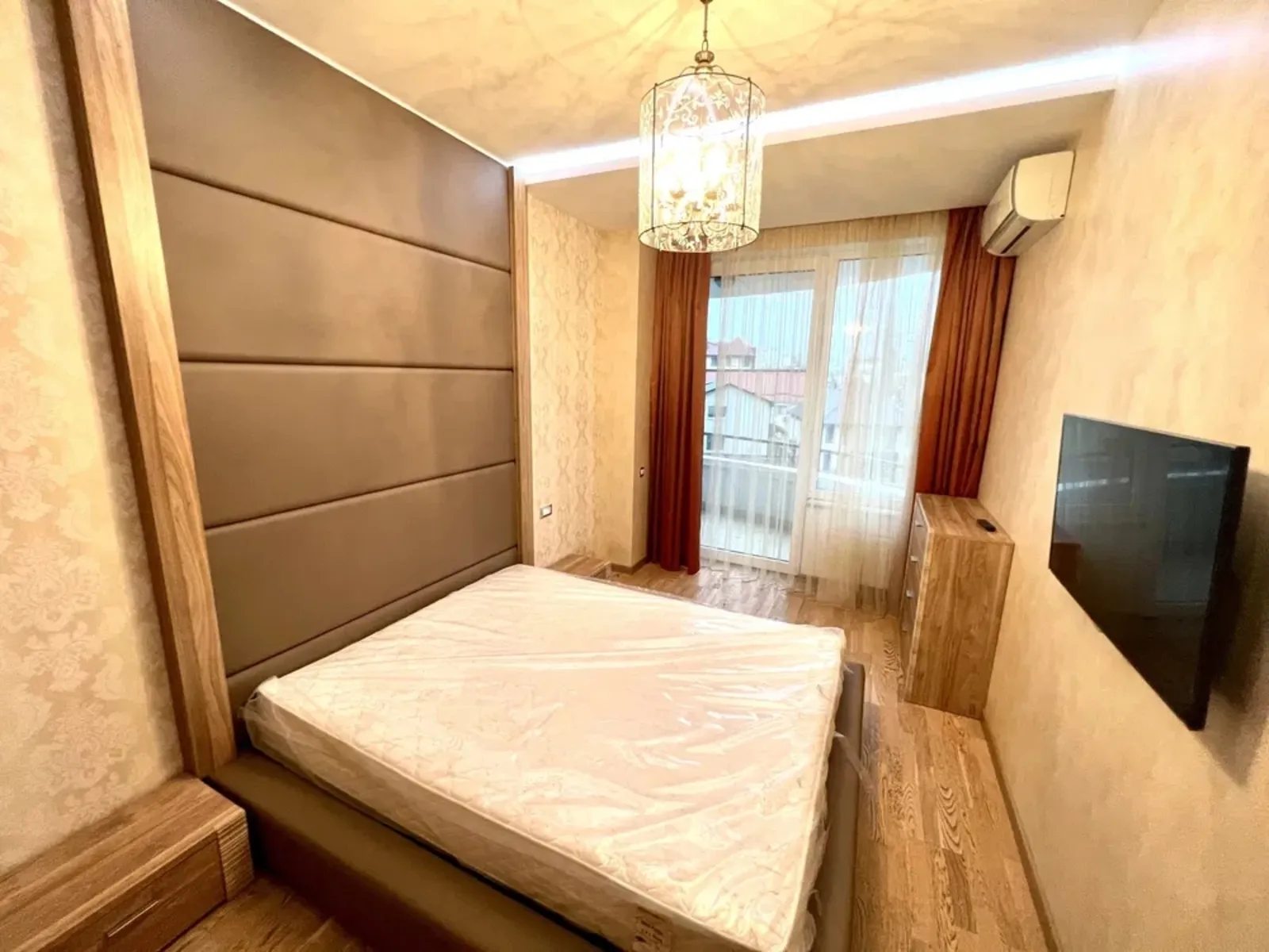 Apartment for rent. 3 rooms, 120 m², 3rd floor/12 floors. 1, Literaturna vul., Odesa. 