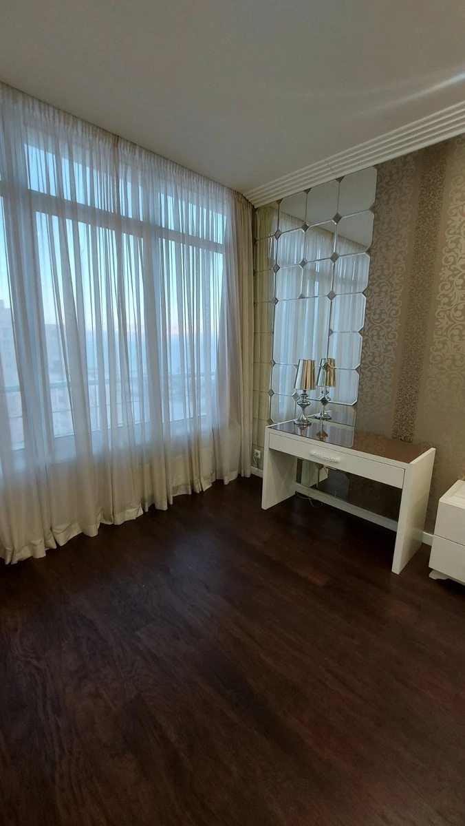 Apartment for rent. 3 rooms, 110 m², 13 floor. 5, Very Ybner , Odesa. 