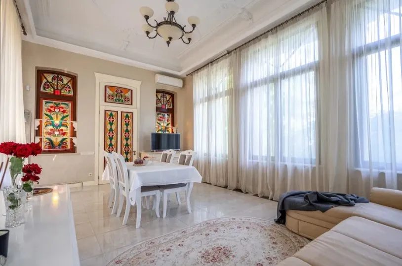 Apartment for rent. 3 rooms, 125 m², 1st floor/3 floors. 5, Hoholya ul., Odesa. 