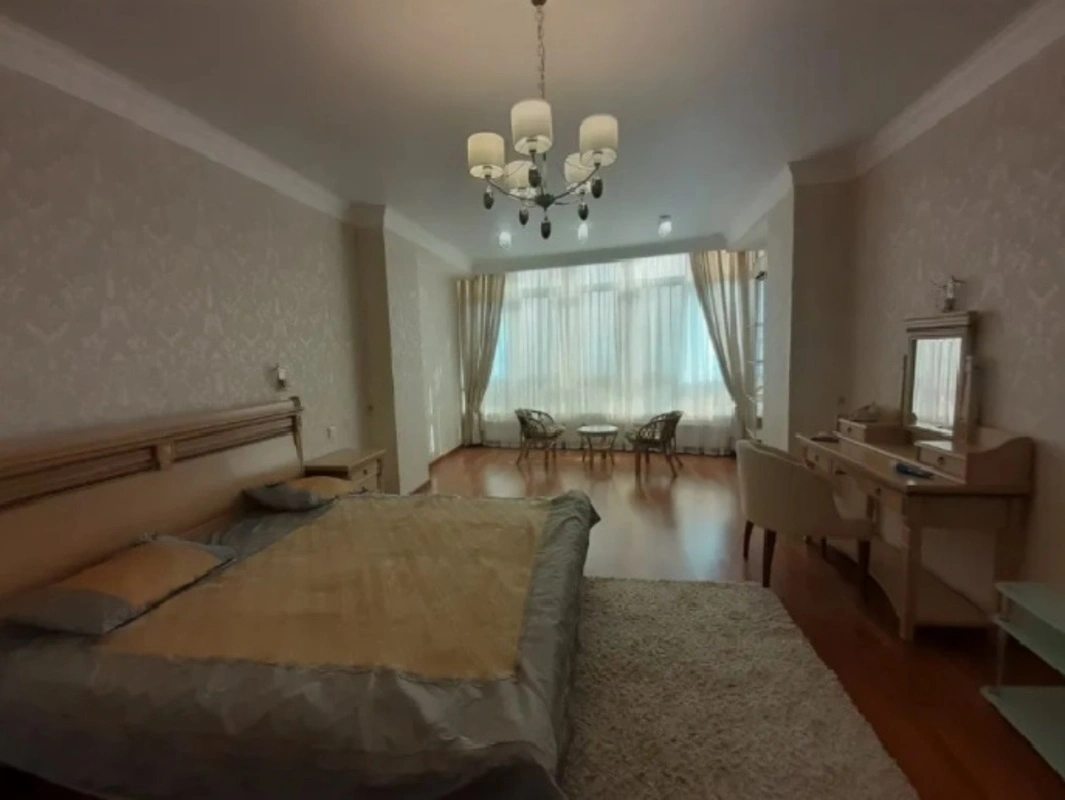 Apartment for rent. 3 rooms, 116 m², 13 floor/20 floors. 22, Frantsuzskyy b-r, Odesa. 