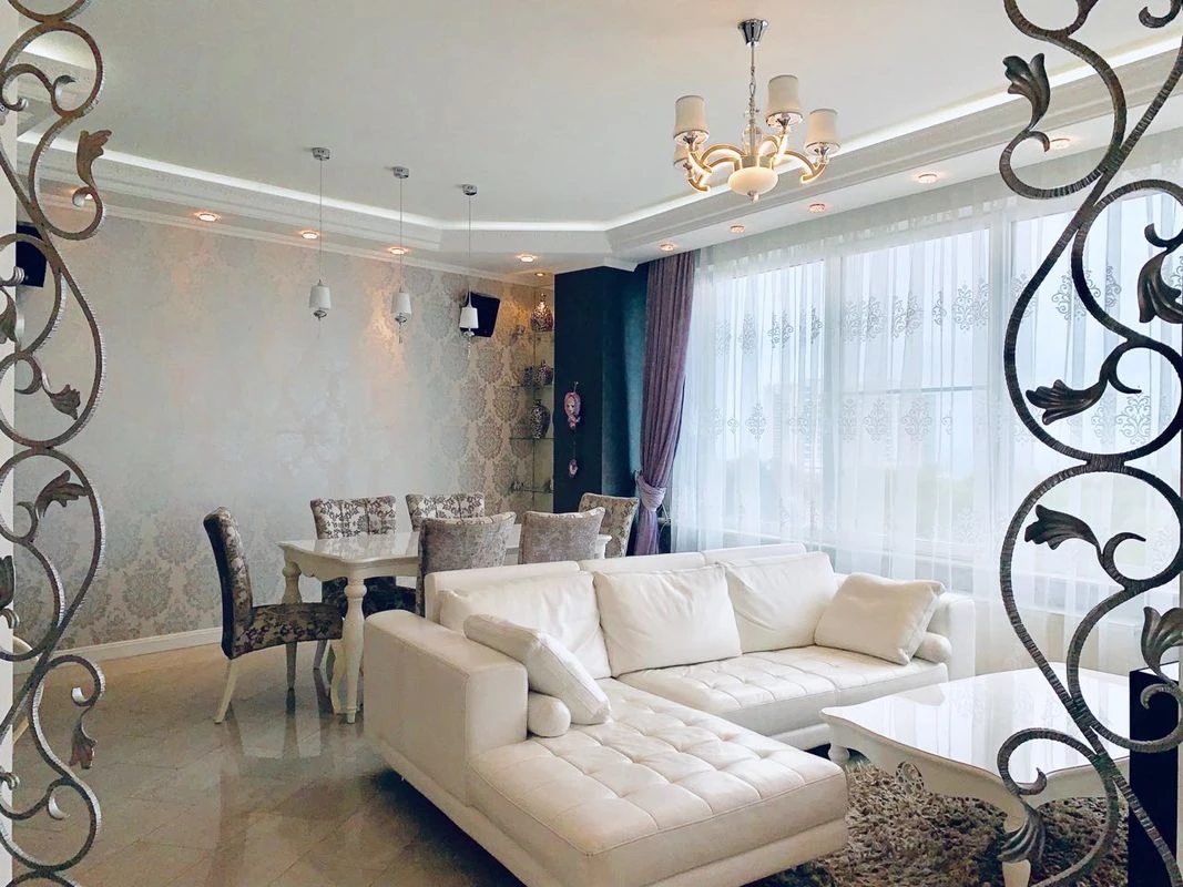 Продаж квартири. 2 rooms, 83 m², 5th floor/20 floors. 1, Литературная ул., Одеса. 