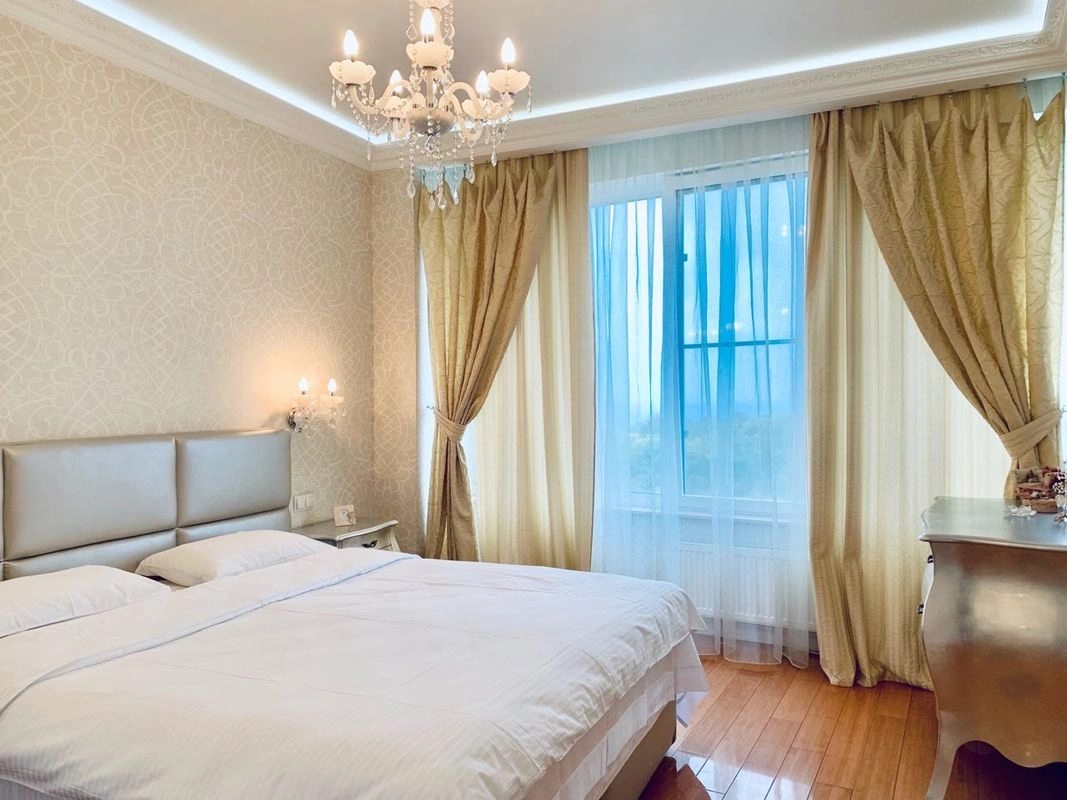Apartments for sale. 2 rooms, 83 m², 5th floor/20 floors. 1, Lyteraturnaya ul., Odesa. 