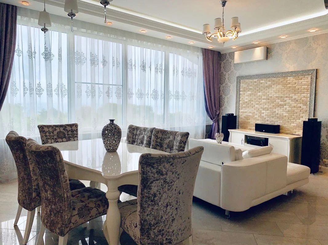 Apartments for sale. 2 rooms, 83 m², 5th floor/20 floors. 1, Lyteraturnaya ul., Odesa. 