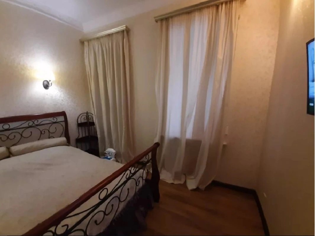 Apartments for sale. 3 rooms, 75 m², 1st floor/3 floors. 5, Marazlyevskaya ul., Odesa. 