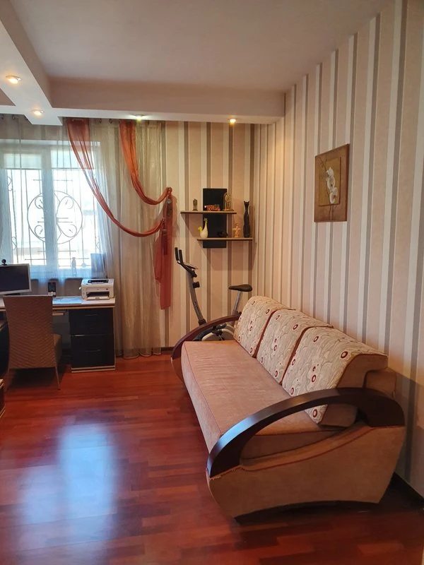 Apartments for sale. 3 rooms, 158 m², 3rd floor/4 floors. Bohdana Khmelnytskoho ul., Odesa. 
