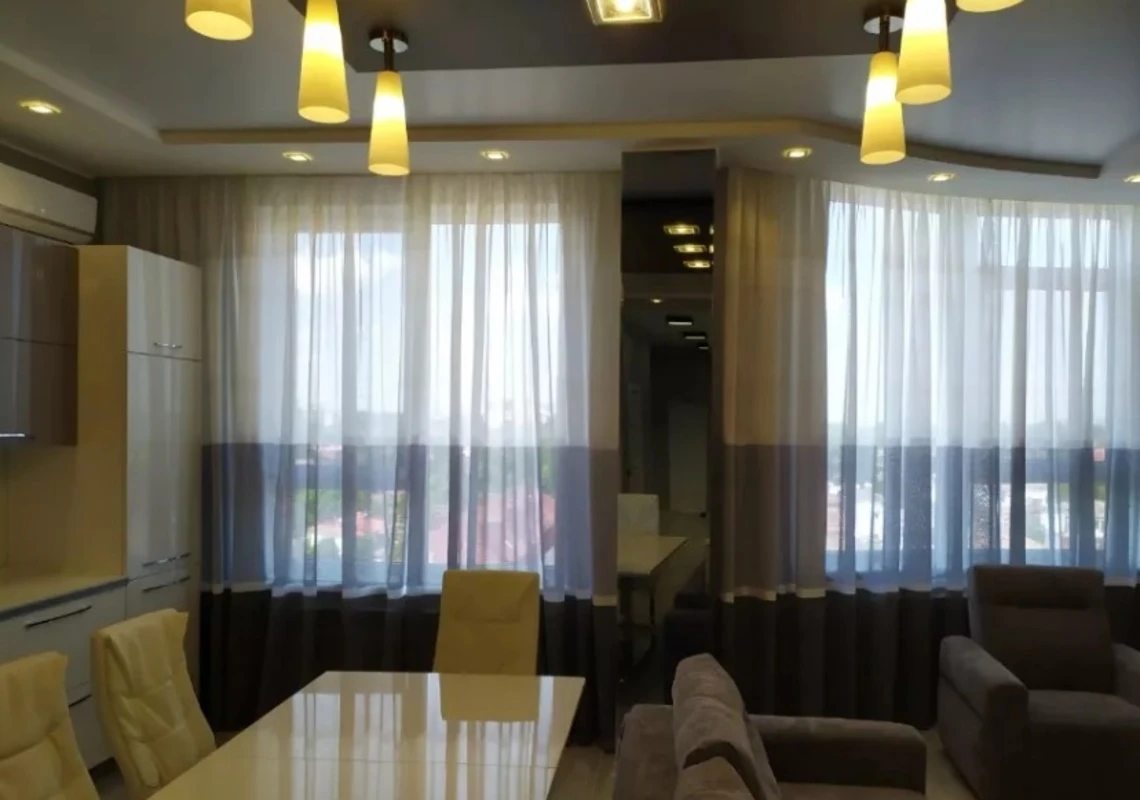 Apartments for sale. 1 room, 81 m², 8th floor/21 floors. 2, Makarenko ul., Odesa. 