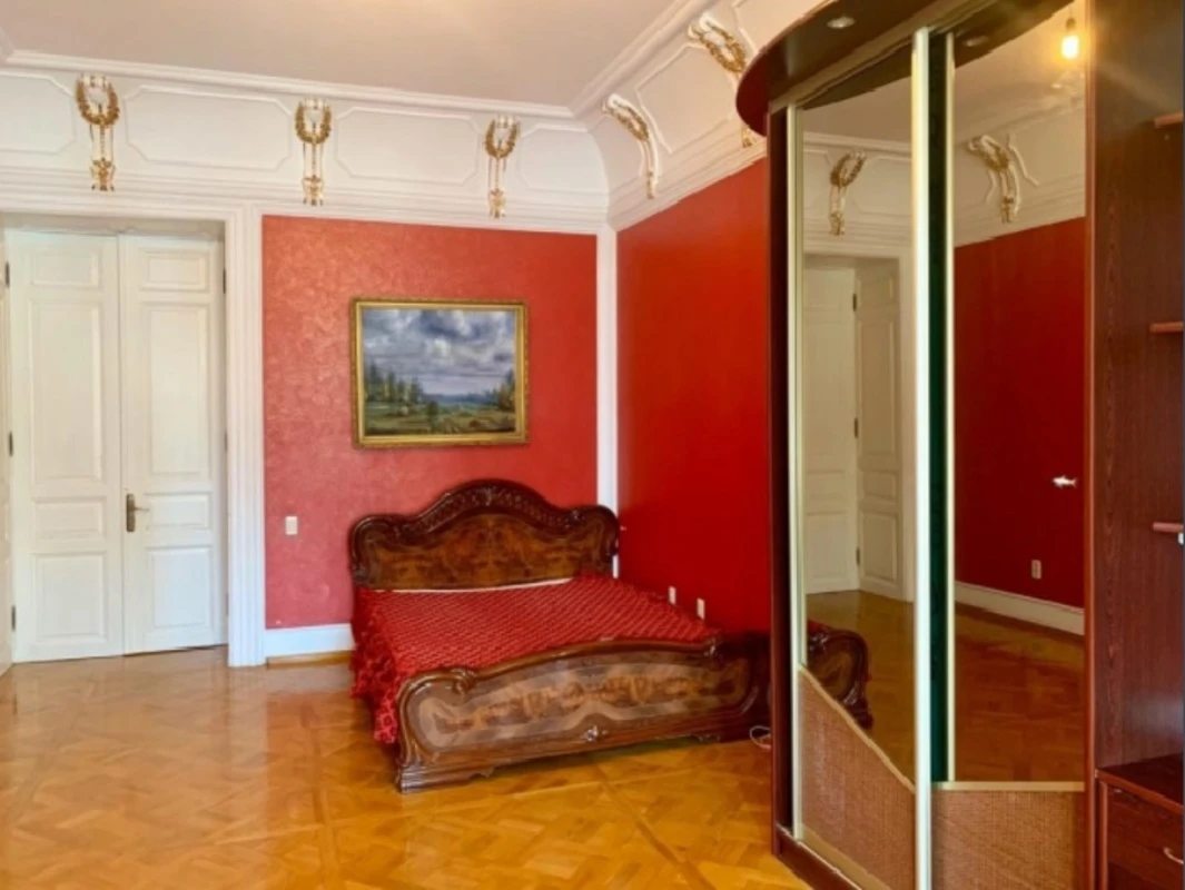 Квартира в классическом стиле на Французском бульваре.