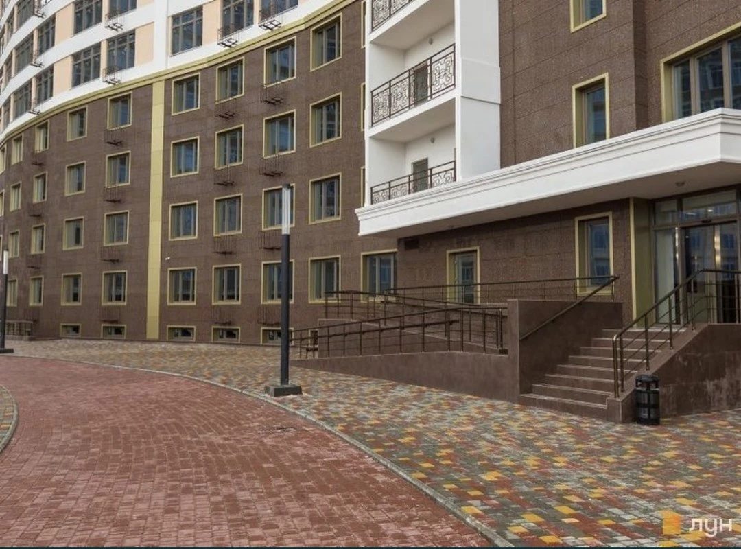 Продаж квартири. 1 room, 47 m², 1st floor/24 floors. 16, Каманина ул., Одеса. 