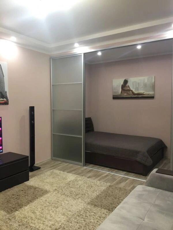 Apartments for sale. 1 room, 40 m², 4th floor/10 floors. 22, Nyshchynskoho ul., Odesa. 