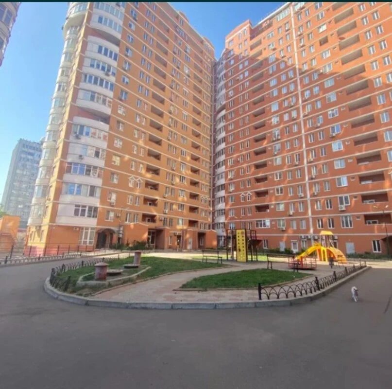 Apartments for sale. 3 rooms, 90 m², 12 floor/16 floors. 5, Bazarnaya ul., Odesa. 