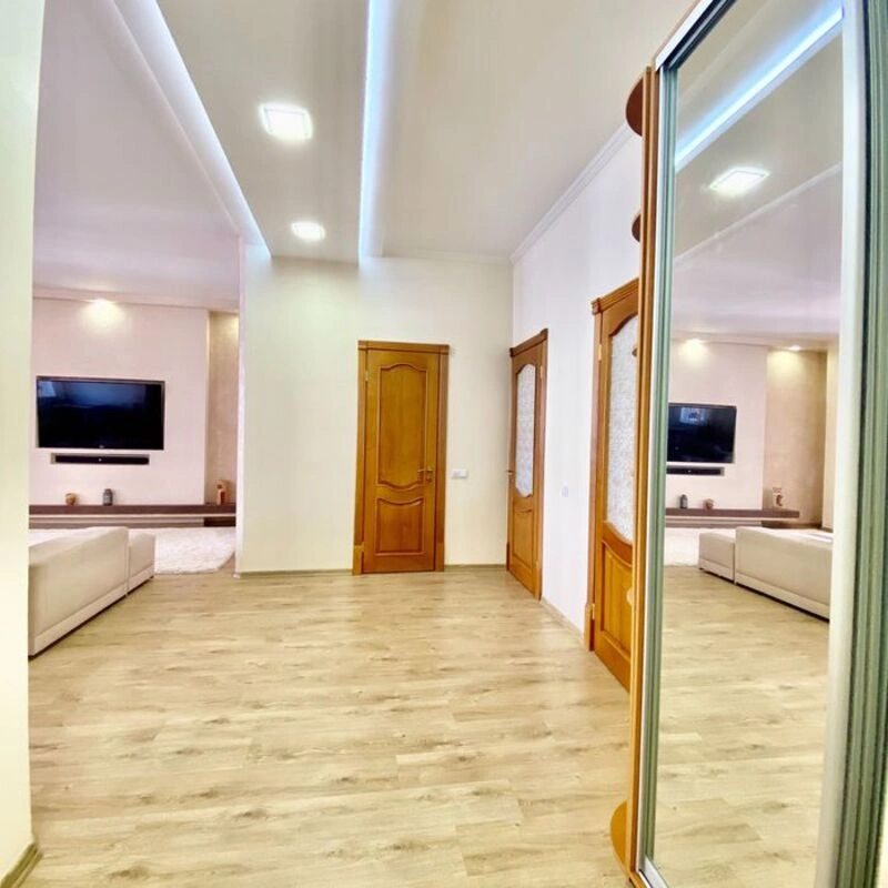 Продаж квартири. 3 rooms, 90 m², 12 floor/16 floors. 5, Базарная ул., Одеса. 
