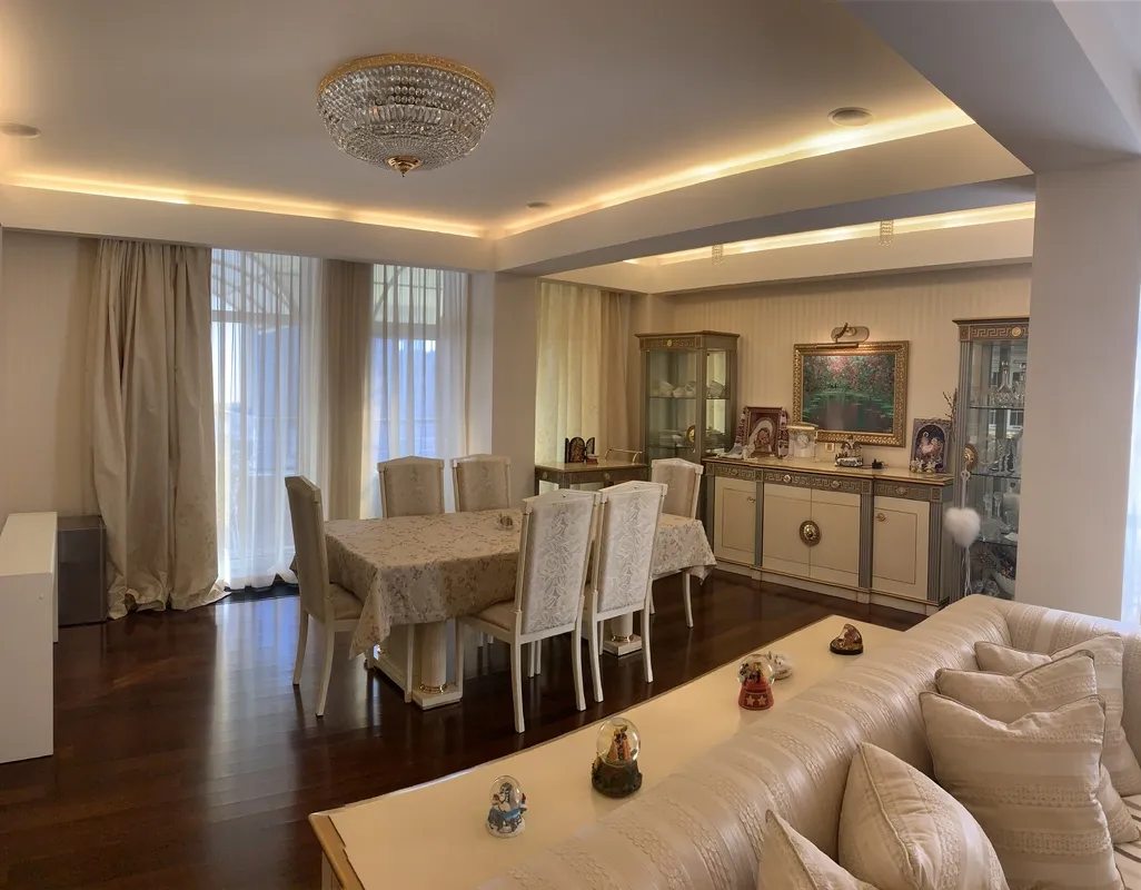 Продаж квартири. 3 rooms, 196 m², 7th floor/8 floors. 13, Уютная ул., Одеса. 