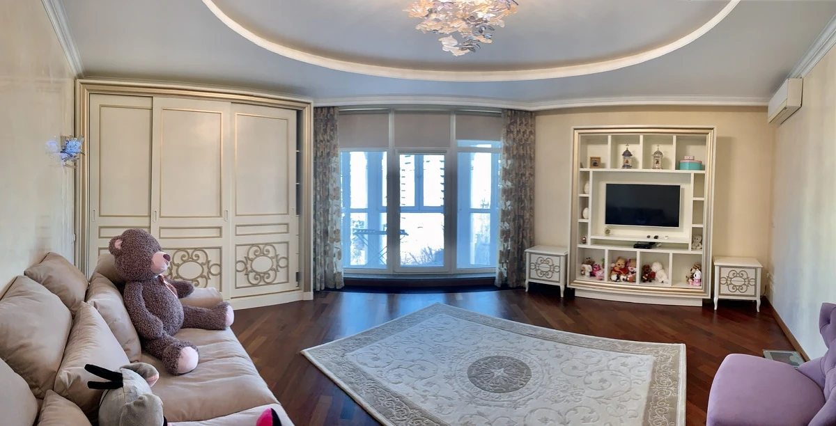 Продаж квартири. 3 rooms, 114 m², 7th floor/8 floors. 13, Уютная ул., Одеса. 