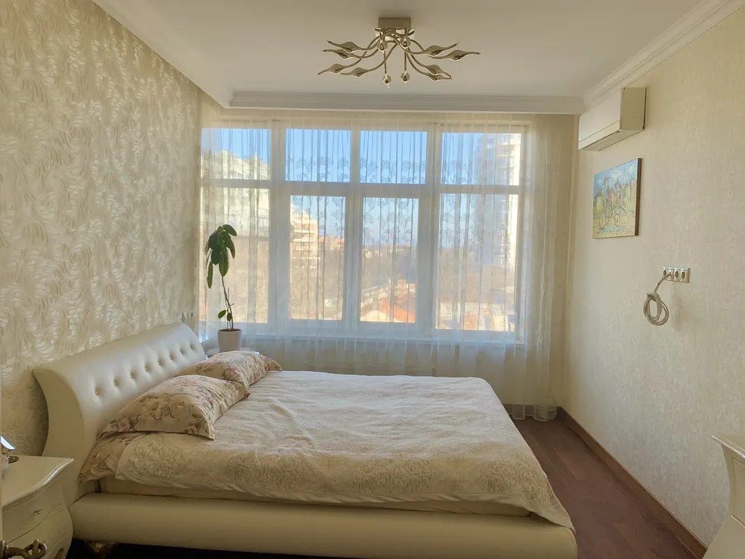 Apartments for sale. 3 rooms, 114 m², 7th floor/8 floors. 13, Uyutnaya ul., Odesa. 