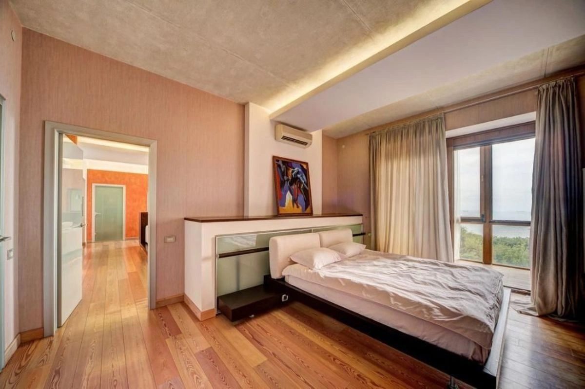 Продаж квартири. 4 rooms, 200 m², 5th floor/9 floors. 1, Черноморская ул., Одеса. 