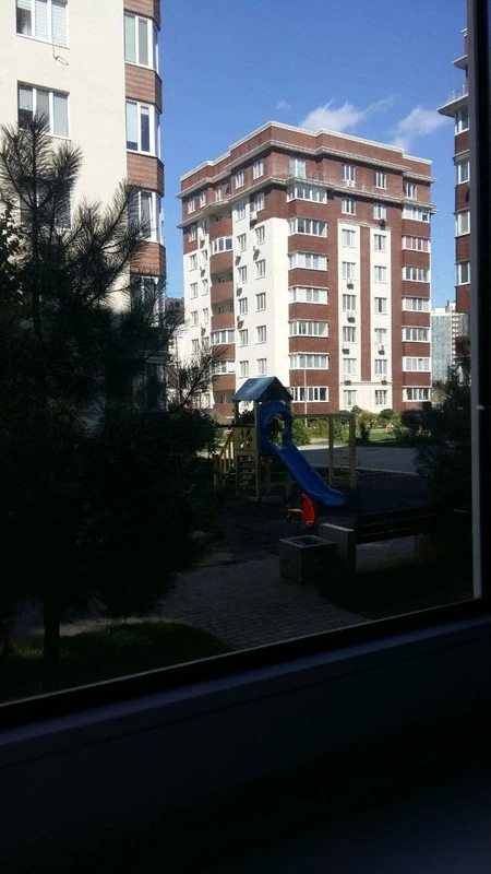 Apartments for sale. 1 room, 41 m², 1st floor/9 floors. 3, Kryzhanovka Nykolaevskaya ul., Odesa. 