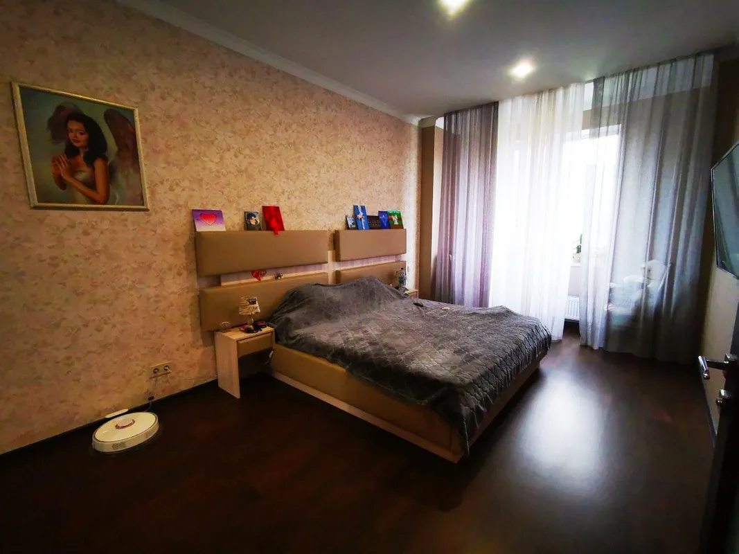 Apartments for sale. 3 rooms, 90 m², 3rd floor/13 floors. Prymorskyy rayon, Odesa. 