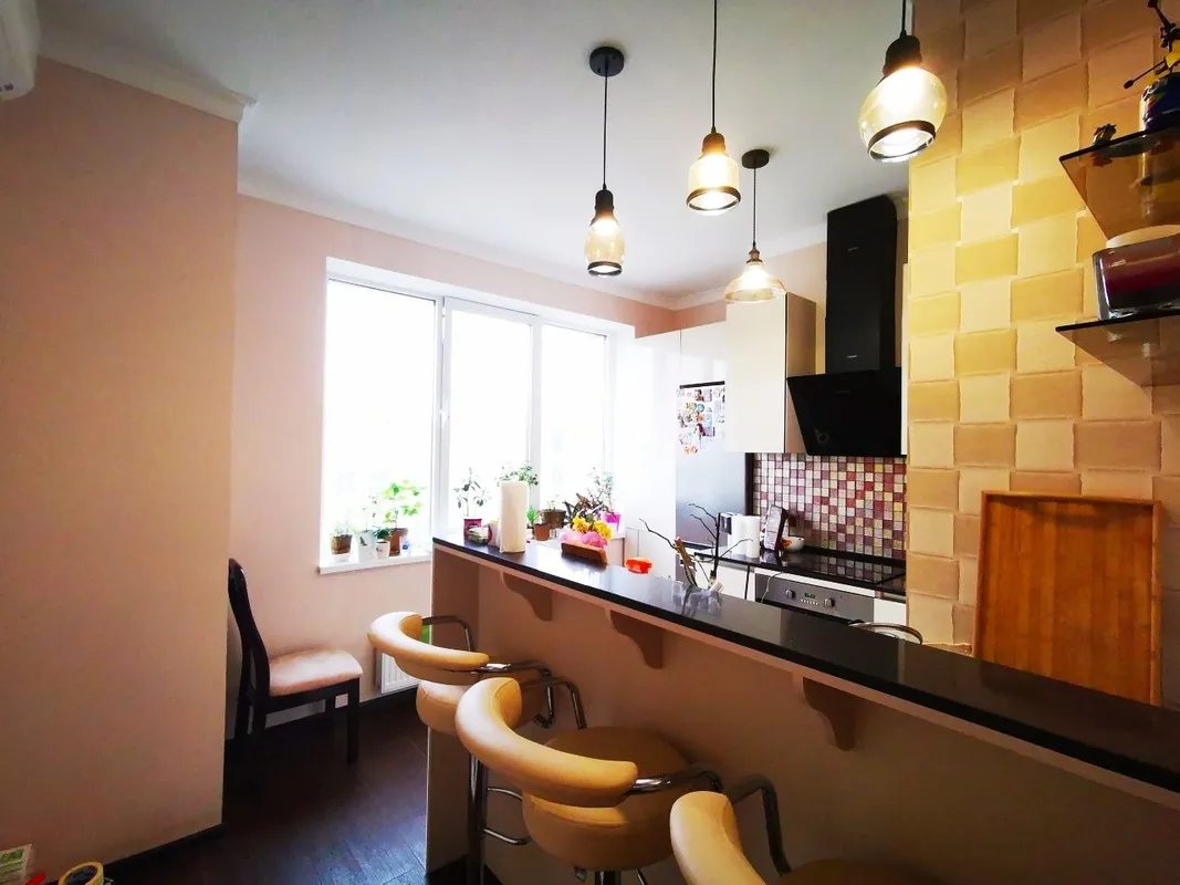 Apartments for sale. 3 rooms, 90 m², 3rd floor/13 floors. Prymorskyy rayon, Odesa. 
