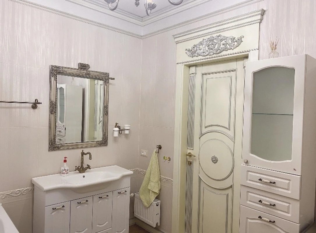 Apartments for sale. 2 rooms, 83 m², 4th floor/10 floors. 64, Marazlyevskaya ul., Odesa. 
