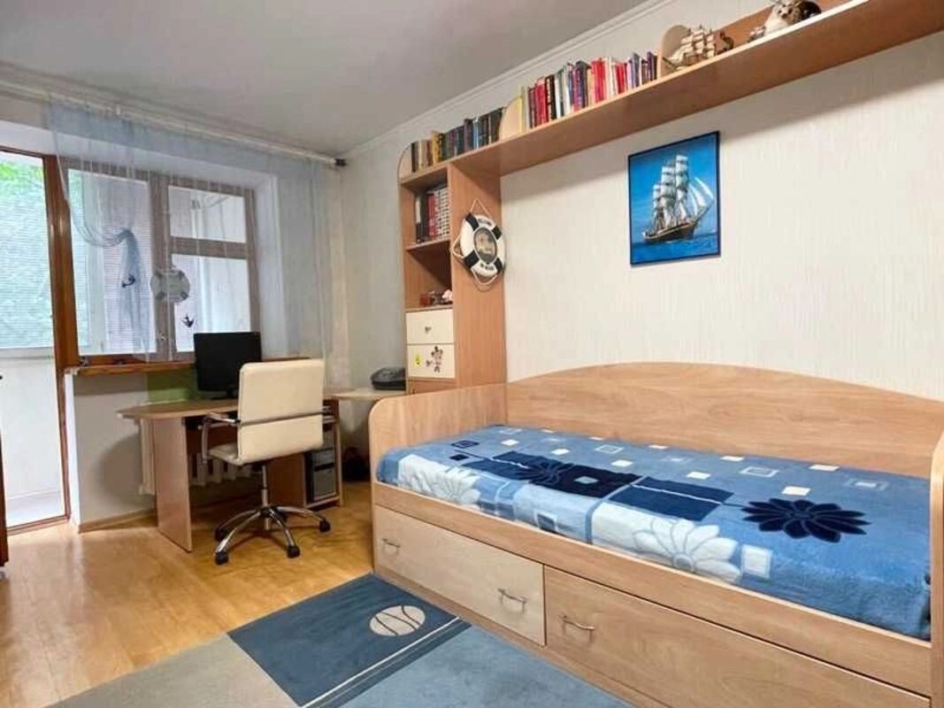 Apartments for sale. 3 rooms, 65 m², 2nd floor/5 floors. 29, Hlushko Akademyka pr., Odesa. 