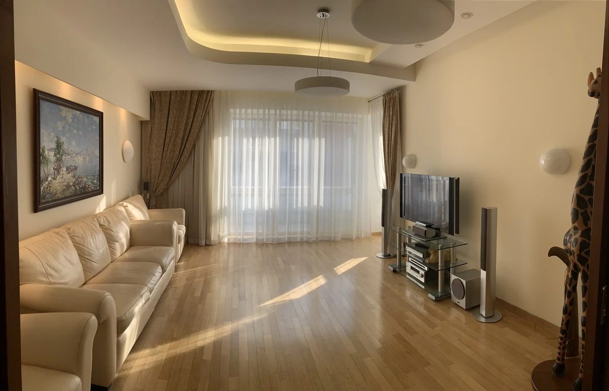 Apartments for sale. 4 rooms, 165 m², 3rd floor/6 floors. 2, Uspenskaya ul., Odesa. 