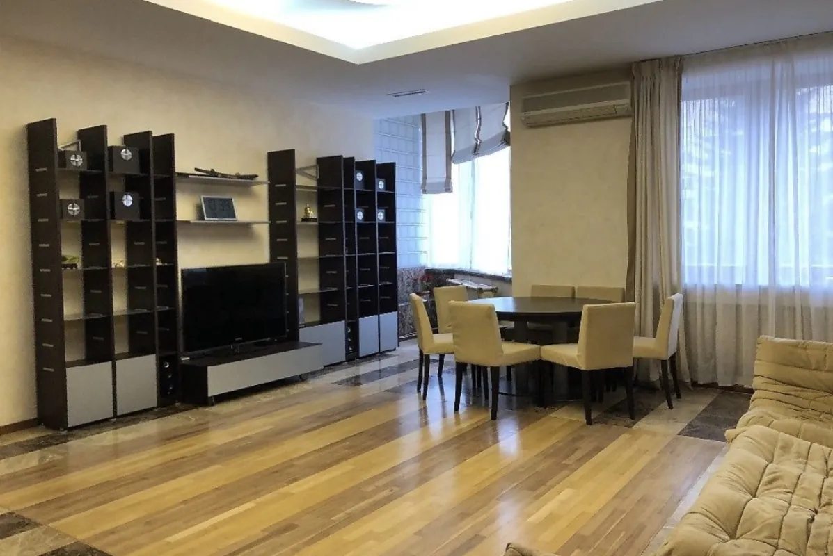 Продаж квартири. 5 rooms, 198 m², 2nd floor/11 floors. 49, Французский б-р, Одеса. 