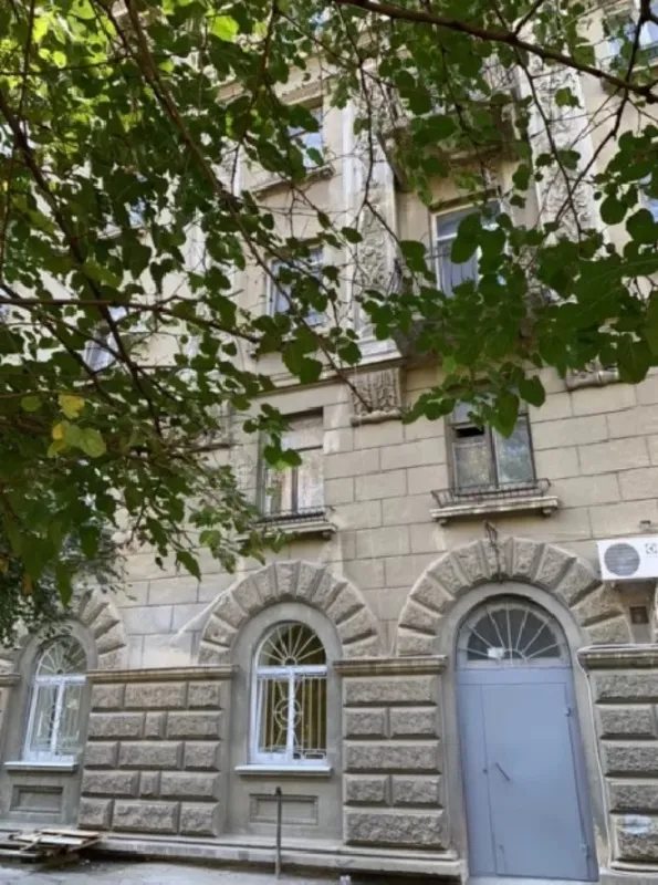 Продаж квартири. 1 room, 55 m², 1st floor/5 floors. 77, Базарная ул., Одеса. 
