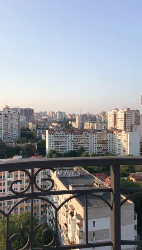 Apartments for sale. 3 rooms, 142 m², 16 floor/16 floors. 24, Klubnychnyy per., Odesa. 