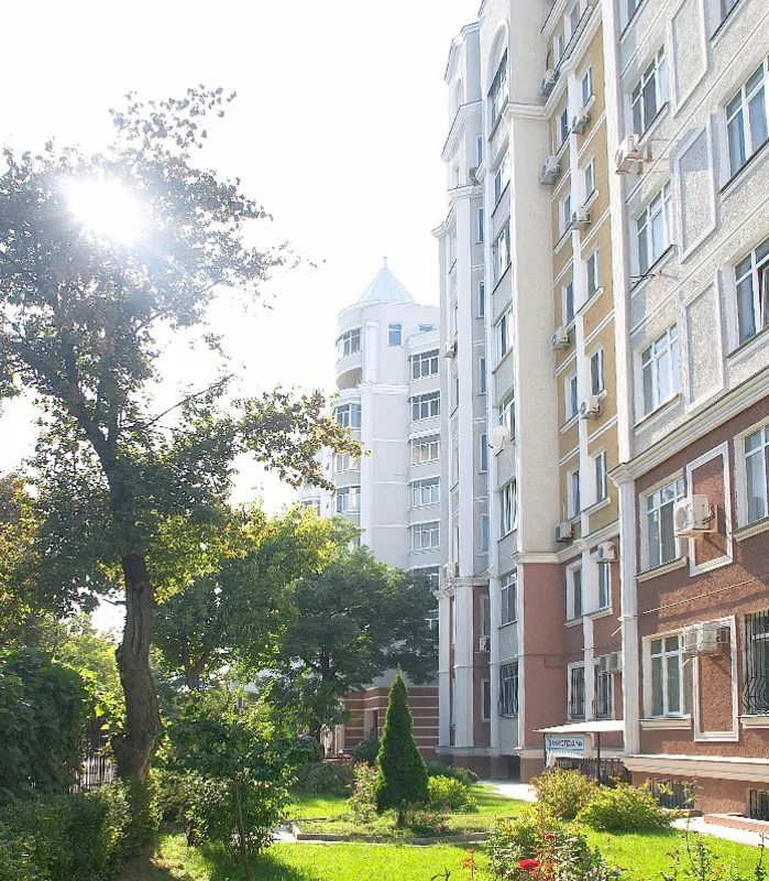 Apartments for sale. 3 rooms, 131 m², 5th floor/9 floors. 4, Dovzhenko ul., Odesa. 