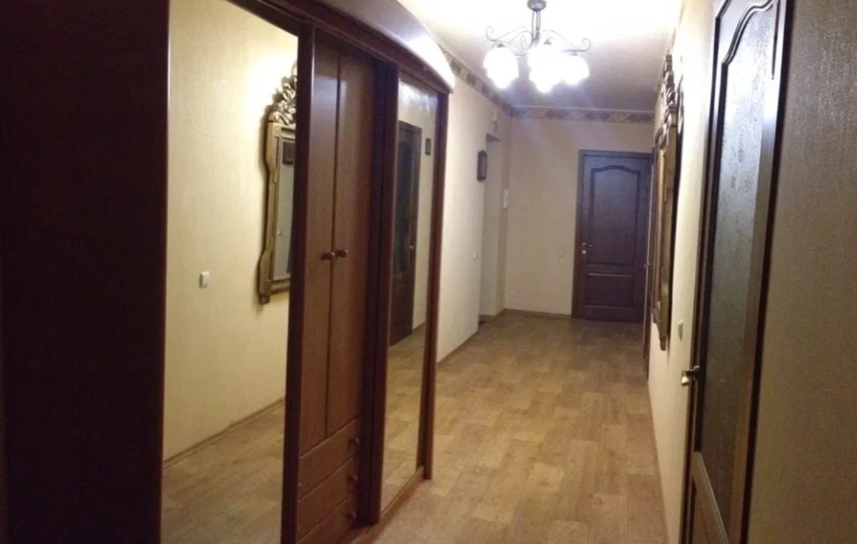 В продаже красивая трехкомнатная квартира в Приморском районе.