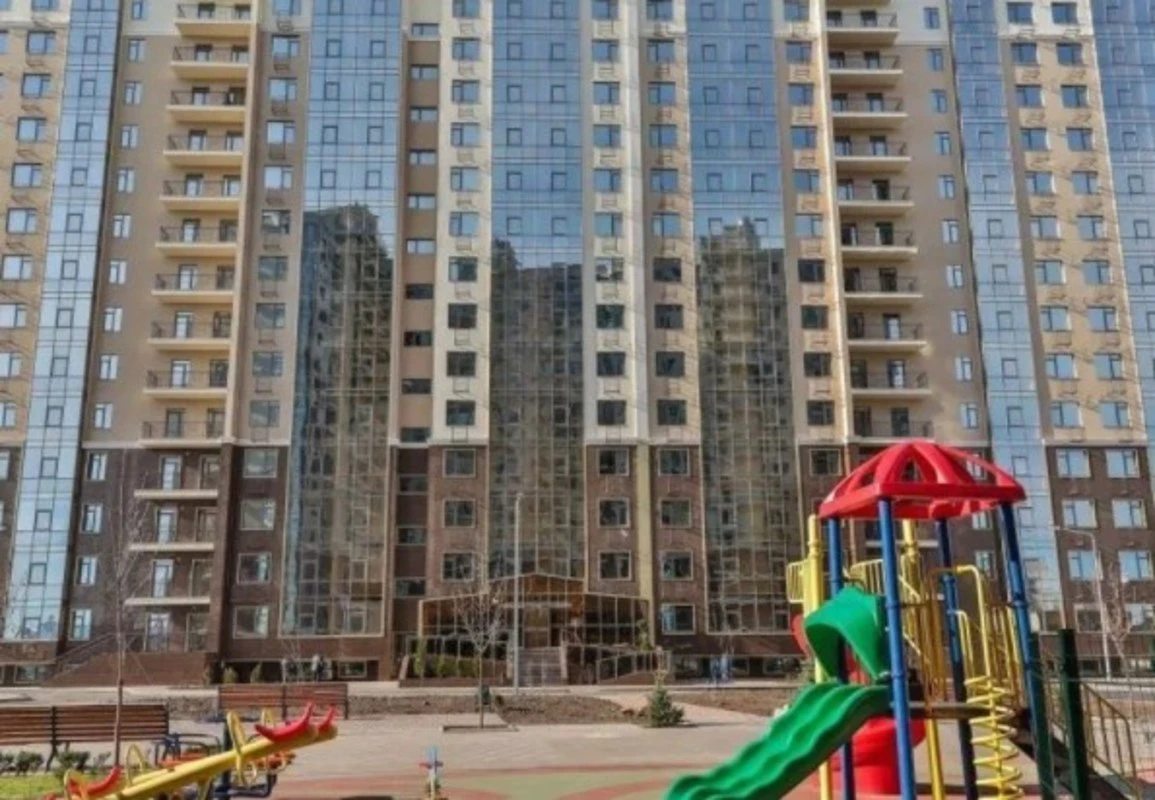 Apartments for sale. 2 rooms, 68 m², 12 floor/18 floors. 1, Zhemchuzhnaya , Odesa. 