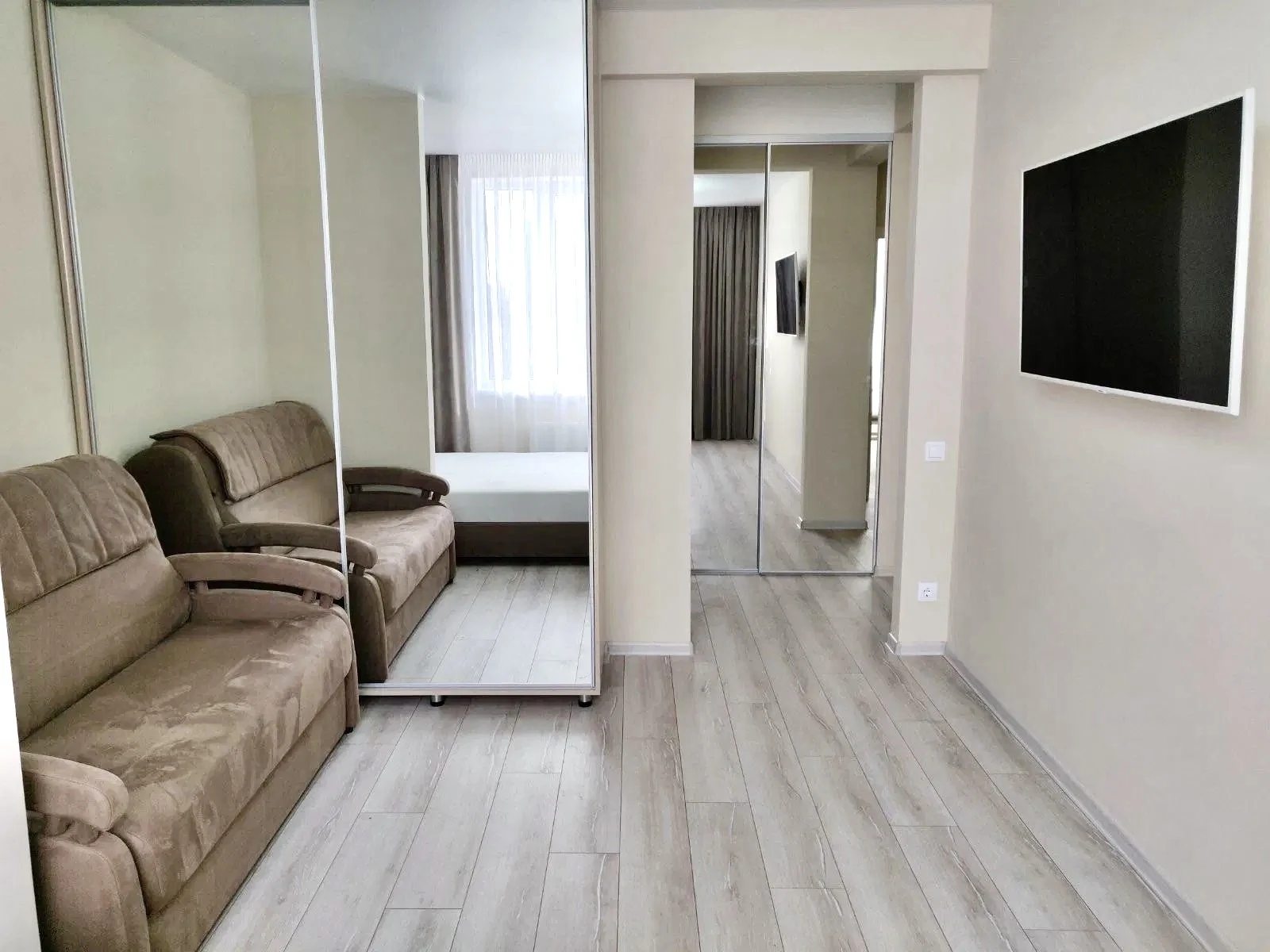 Apartments for sale. 1 room, 39 m², 8th floor/24 floors. 27, Varnenskaya ul., Odesa. 