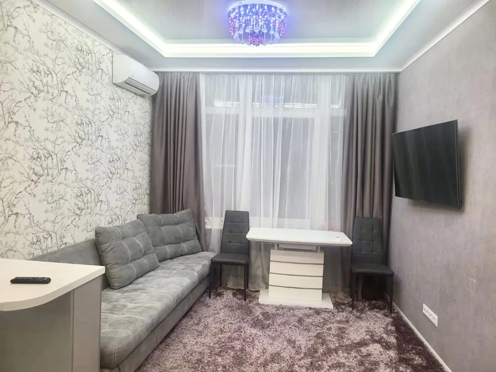 Apartments for sale. 2 rooms, 61 m², 10th floor/25 floors. 16, Kamanyna ul., Odesa. 