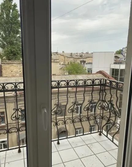 Apartments for sale. 1 room, 38 m², 4th floor/4 floors. 28, Troytskaya ul., Odesa. 
