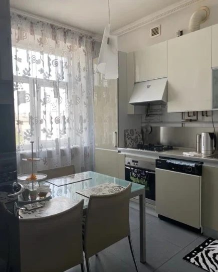 Apartments for sale. 1 room, 38 m², 4th floor/4 floors. 28, Troytskaya ul., Odesa. 
