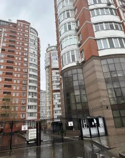 Apartments for sale. 2 rooms, 74 m², 5th floor/18 floors. 5, Bazarnaya ul., Odesa. 