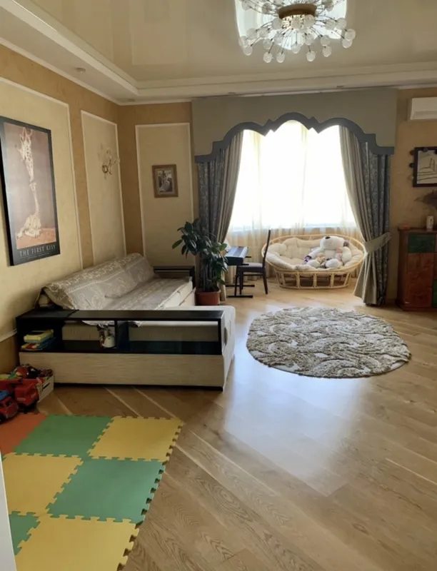 Продается трехкомнатная квартира в Академгородке.