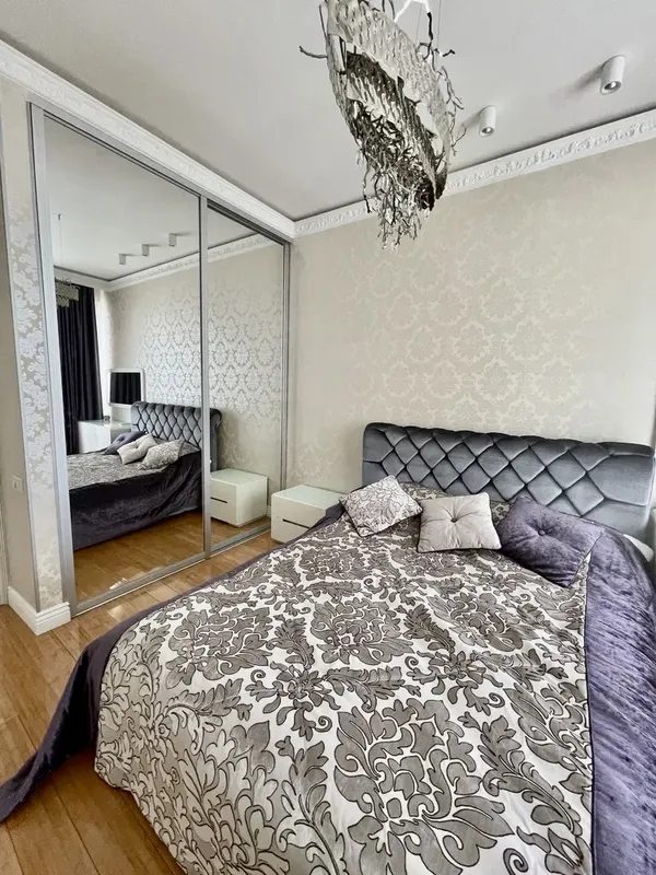 Apartments for sale. 2 rooms, 118 m², 11 floor/22 floors. 1, Lyteraturnaya ul., Odesa. 