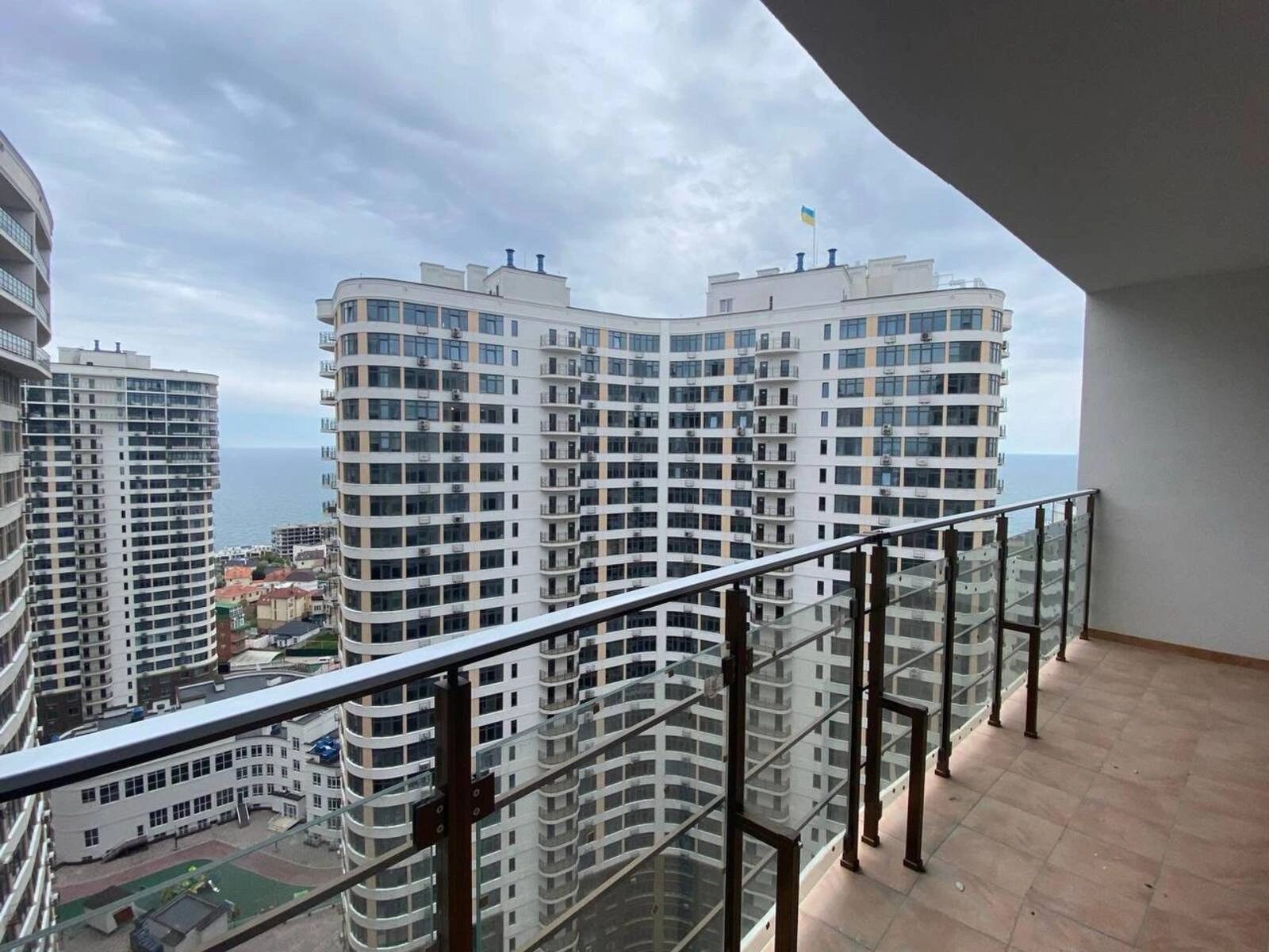 Apartments for sale. 1 room, 43 m², 21 floor/25 floors. 16, Kamanyna ul., Odesa. 
